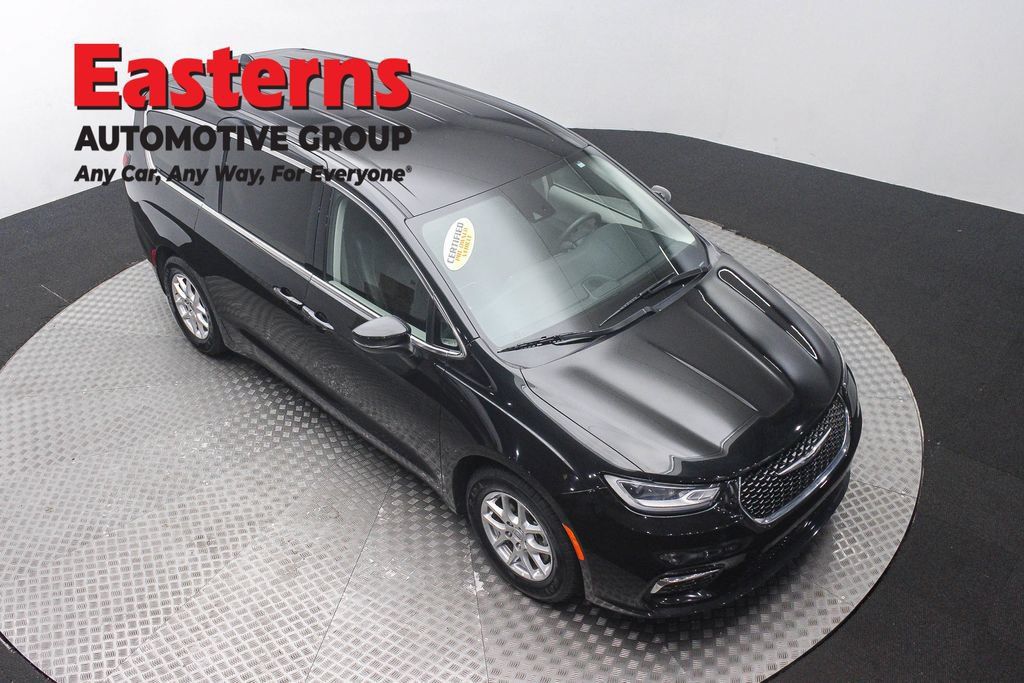 Used 2023 Chrysler Pacifica Touring-L FWD image 3