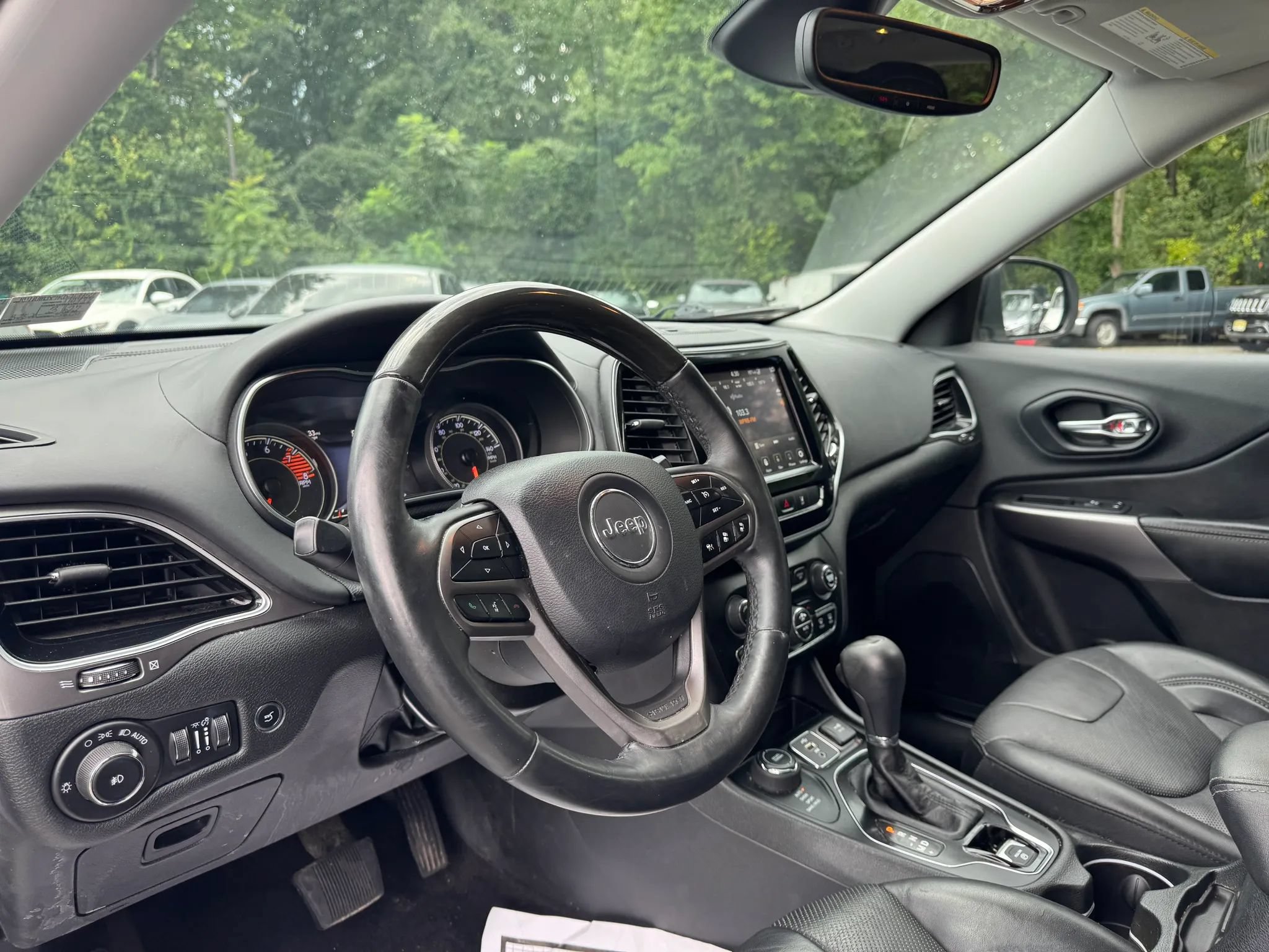 Used 2019 Jeep Cherokee Overland w/ Technology Group AWD/4WD image 19