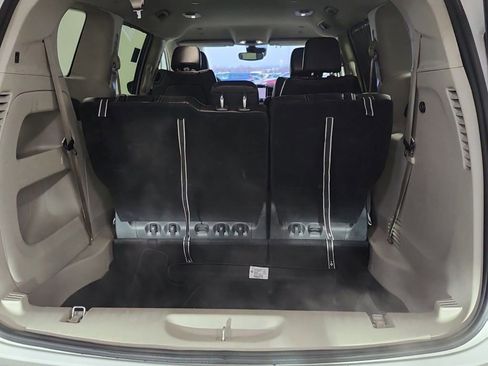 Used 2024 Chrysler Pacifica Touring-L image 10
