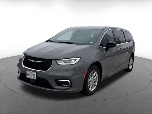 Used 2025 Chrysler Pacifica Select image 7