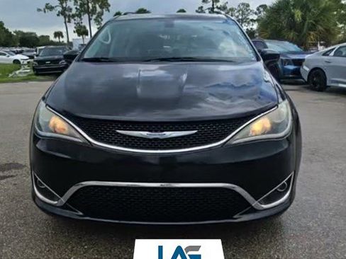 Used 2019 Chrysler Pacifica Touring-L FWD image 3