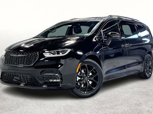 New 2026 Chrysler Pacifica Limited w/ S Appearance Package image 2