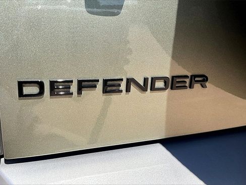 Used 2024 Land Rover Defender 110 S image 32