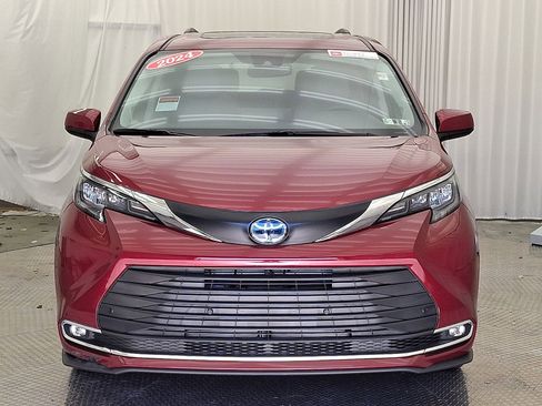 Certified 2024 Toyota Sienna XLE image 29