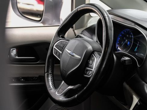 Used 2021 Chrysler Pacifica Touring-L FWD image 11