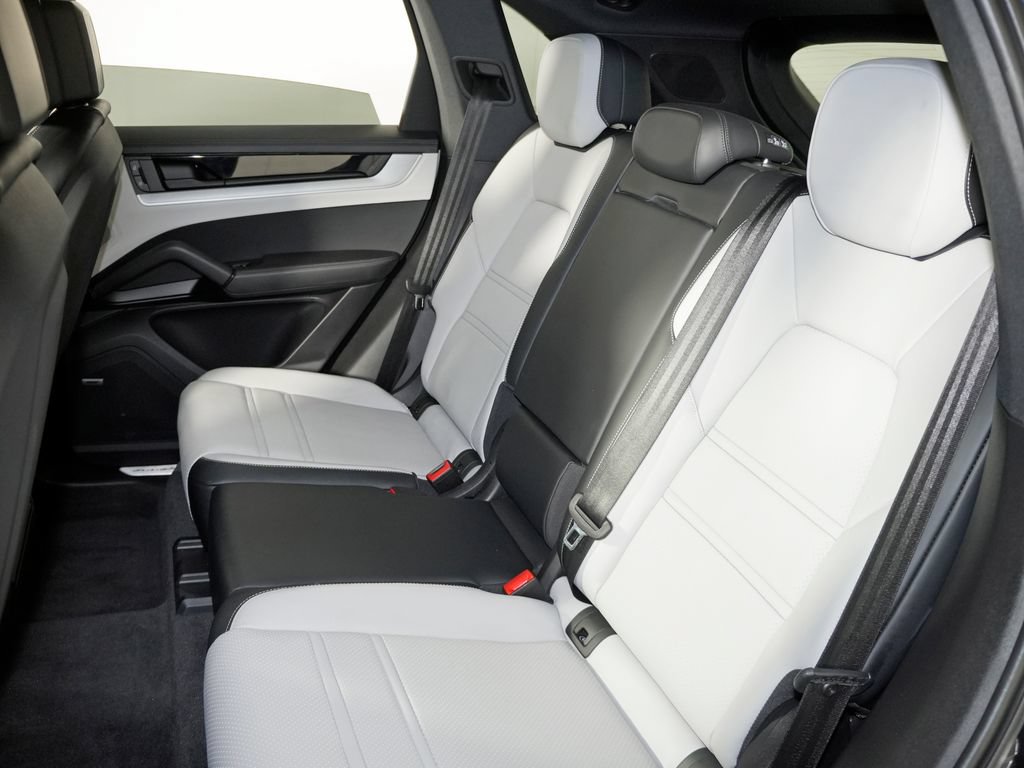 Certified 2024 Porsche Cayenne AWD/4WD image 39