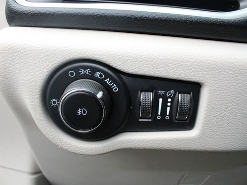 Used 2023 Chrysler Pacifica Touring-L image 23