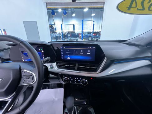 Used 2024 Chevrolet Trax LT w/ Sunroof Package FWD image 23