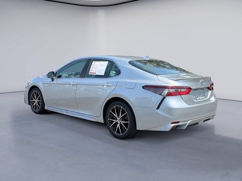 Used 2022 Toyota Camry SE FWD image 3