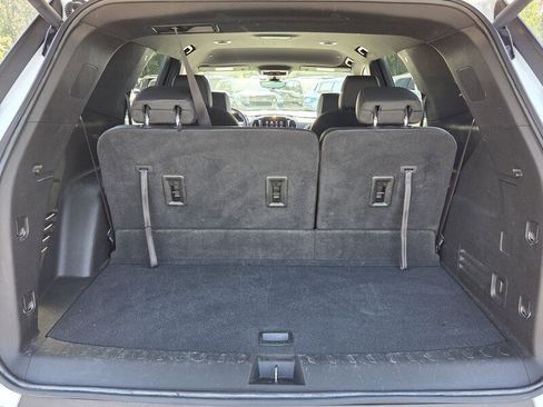 Used 2023 Chevrolet Traverse RS FWD image 12