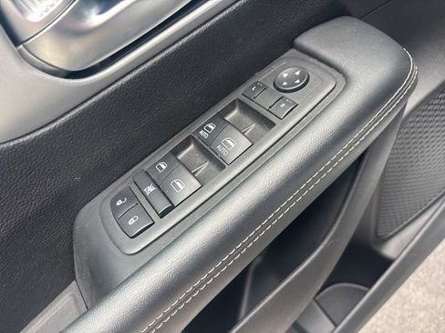 Used 2024 Chrysler Pacifica Limited FWD image 23