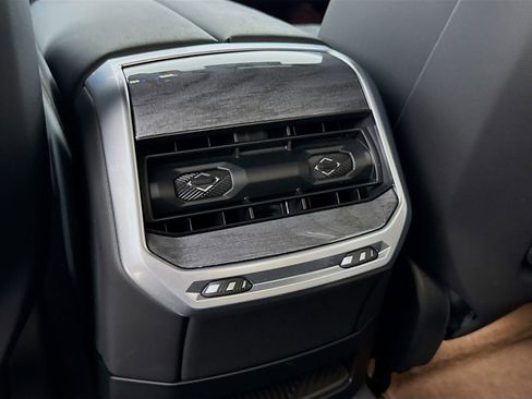 Certified 2025 BMW 740i image 27