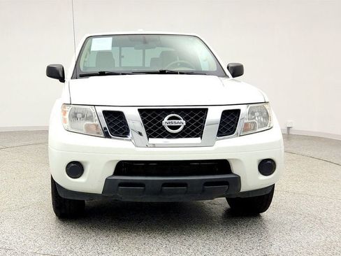 Used 2015 Nissan Frontier SV image 2