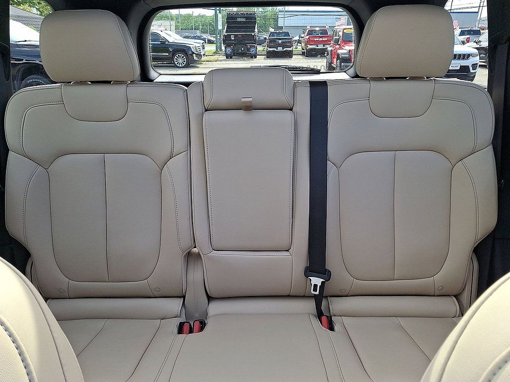 Used 2025 Jeep Grand Cherokee Limited w/ Trailer Tow Package AWD/4WD image 13