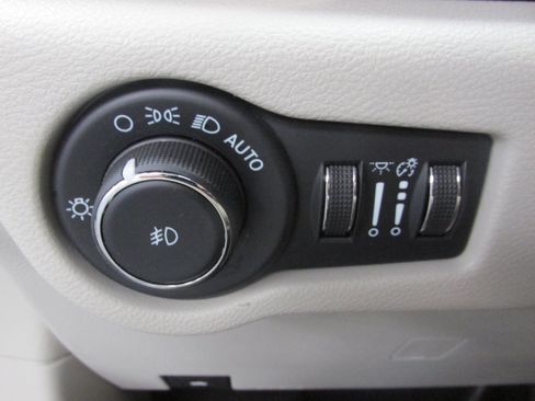 Used 2023 Chrysler Pacifica Touring-L FWD image 30