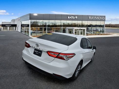 Used 2018 Toyota Camry FWD image 3