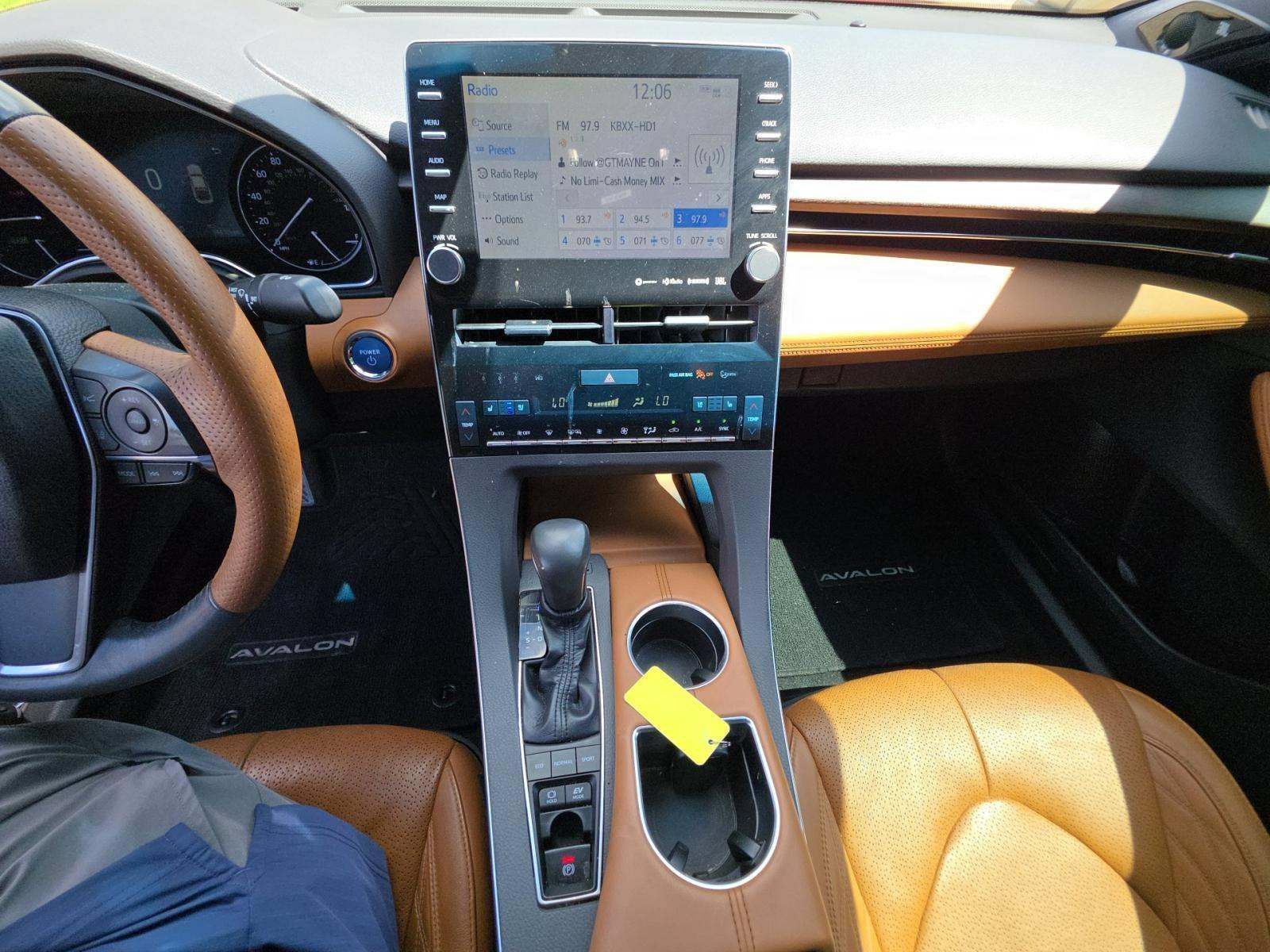 Used 2019 Toyota Avalon Limited FWD image 5