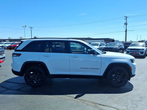 Used 2023 Jeep Grand Cherokee Limited w/ Black Appearance Package AWD/4WD image 2