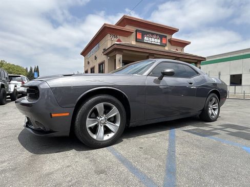 Used 2015 Dodge Challenger SXT RWD image 2