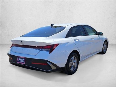 Certified 2025 Hyundai Elantra SE FWD image 5