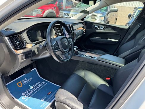 Used 2021 Volvo XC60 T5 Momentum w/ Premium Package FWD image 11