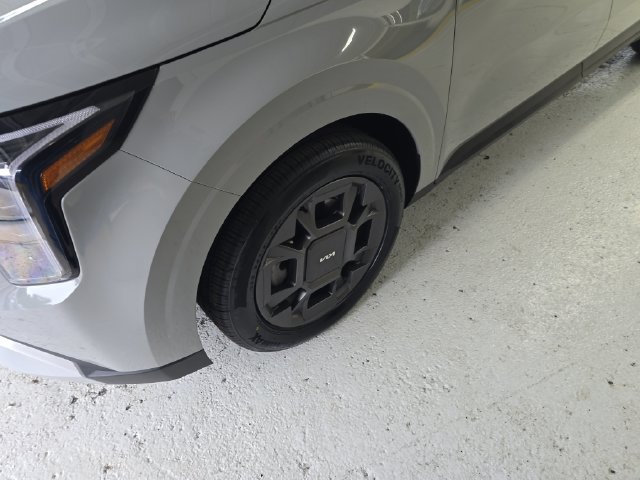 Used 2025 Kia Carnival EX FWD image 9