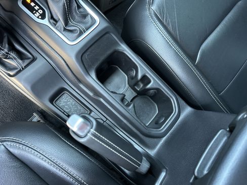 Used 2018 Jeep Wrangler Unlimited Sahara AWD/4WD image 33