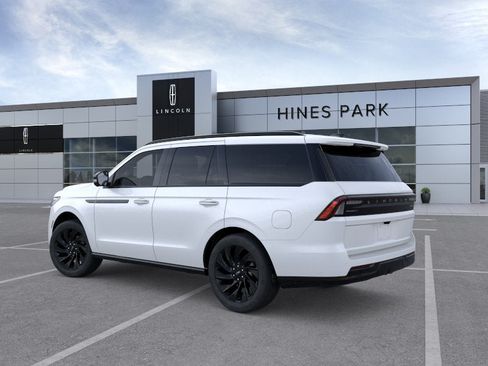 New 2026 Lincoln Navigator Reserve w/ Jet Appearance Package AWD/4WD image 4