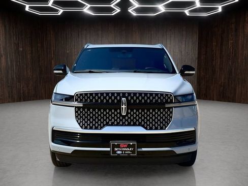 Used 2025 Lincoln Navigator Reserve AWD/4WD image 3