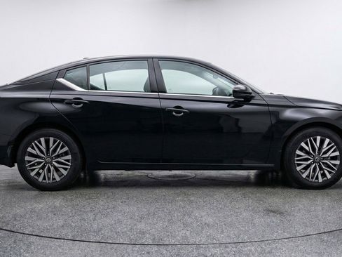 Used 2025 Nissan Altima 2.5 SV image 11