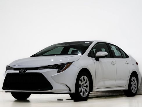 Used 2022 Toyota Corolla LE image 3