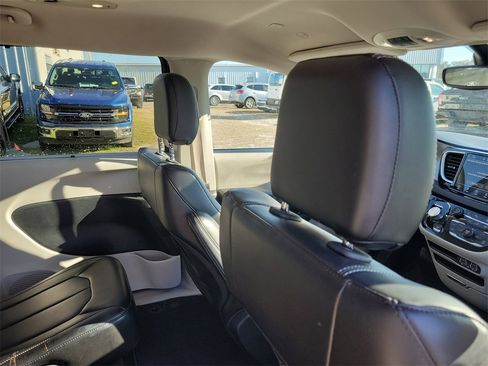 Used 2023 Chrysler Pacifica Touring-L image 32