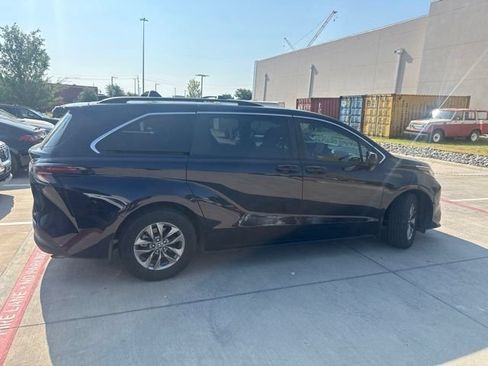 Used 2025 Toyota Sienna LE w/ LE Plus Package FWD image 3