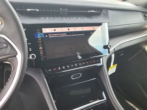 New 2026 Jeep Grand Cherokee Altitude image 17