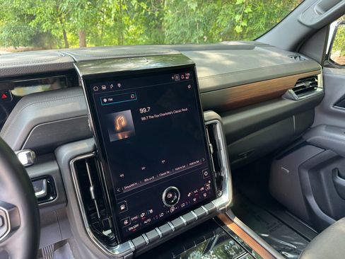 Used 2025 GMC Yukon XL Denali AWD/4WD image 39