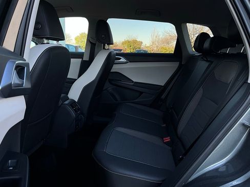 Used 2025 Volkswagen Taos SE image 12