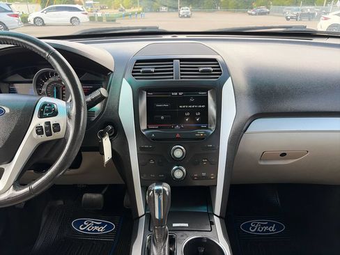 Used 2014 Ford Explorer XLT w/ Equipment Group 202A FWD image 19