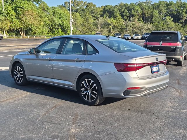 Used 2025 Volkswagen Jetta SE FWD image 8