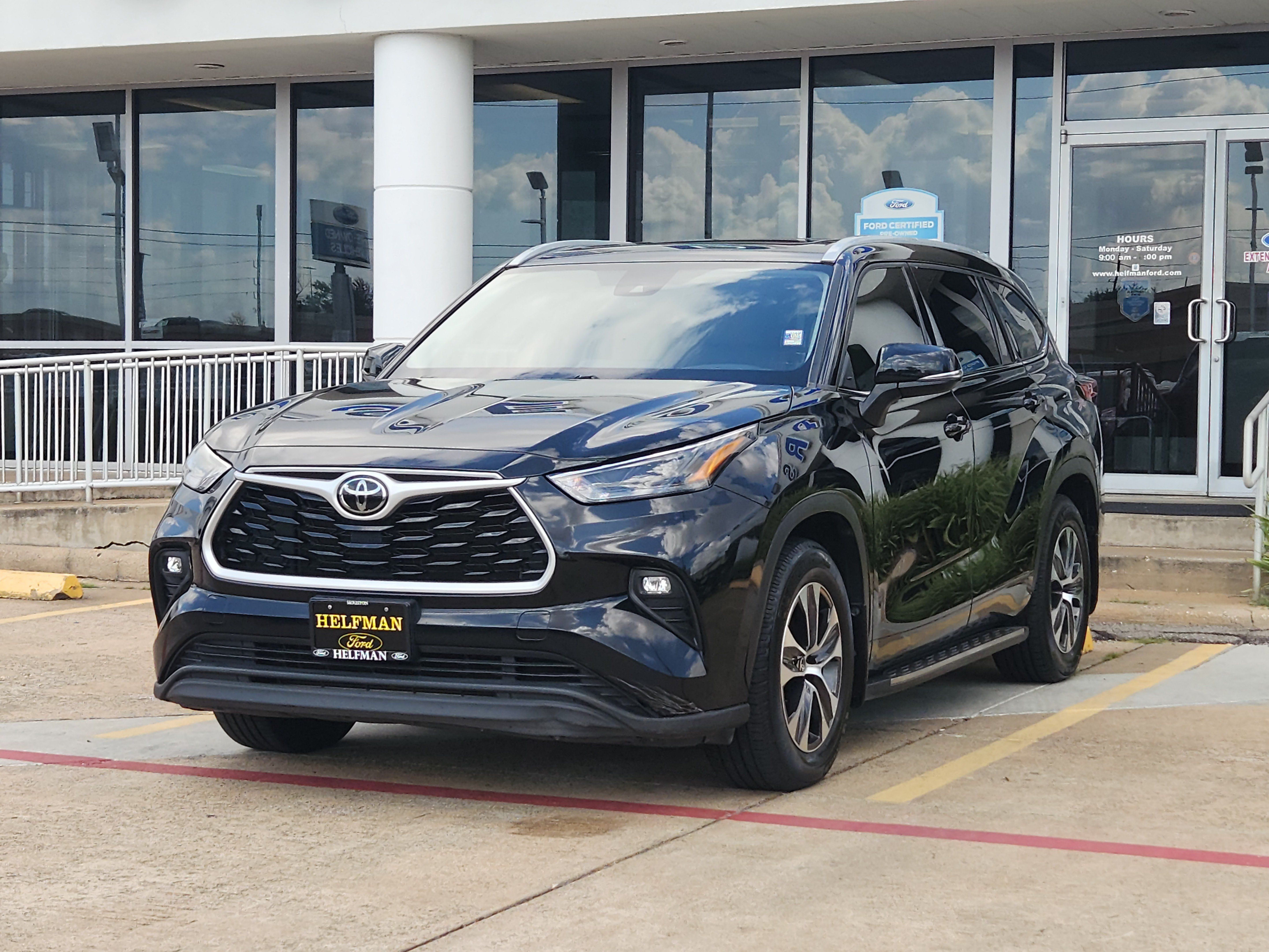 Used 2022 Toyota Highlander XLE FWD image 2