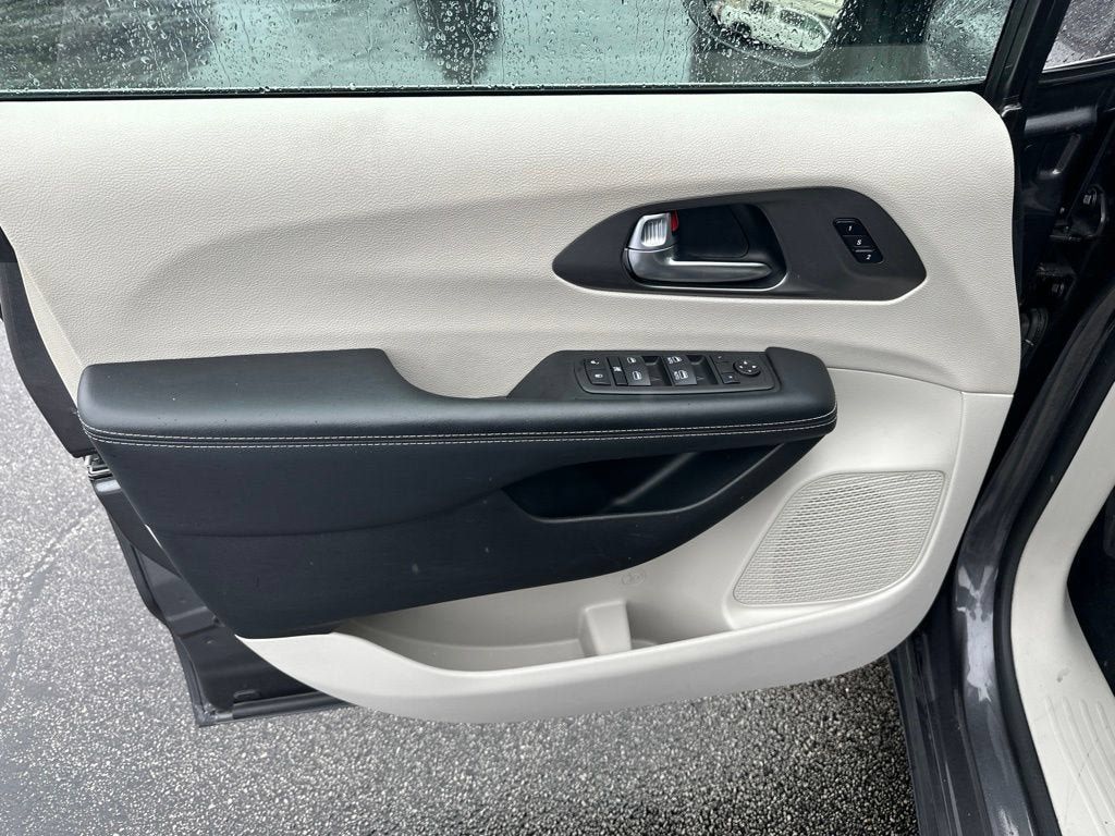 Used 2023 Chrysler Pacifica Touring-L FWD image 13