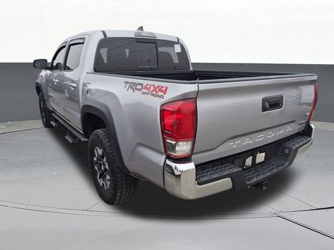 Used 2017 Toyota Tacoma TRD Off-Road image 3
