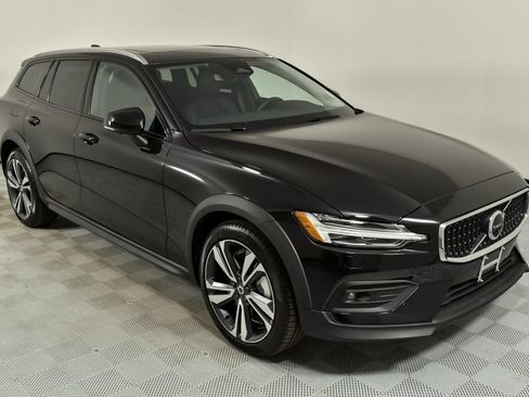 Certified 2025 Volvo V60 B5 Cross Country Plus image 27