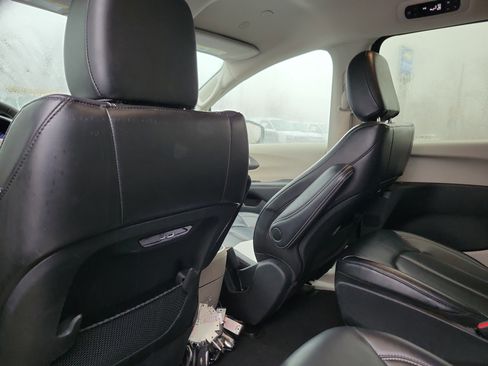 Used 2023 Chrysler Pacifica Touring-L image 13