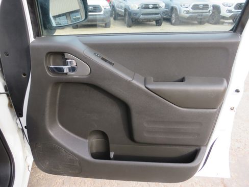 Used 2018 Nissan Frontier SV image 17