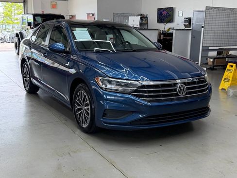 Used 2019 Volkswagen Jetta SE w/ Cold Weather Package FWD image 1