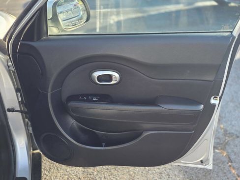 Used 2018 Kia Soul + image 11