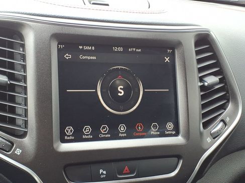Used 2019 Jeep Cherokee Trailhawk AWD/4WD image 19