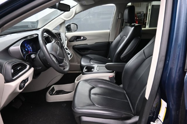 Used 2024 Chrysler Pacifica Limited FWD image 18