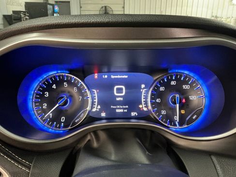 Used 2023 Chrysler Pacifica Touring-L image 21