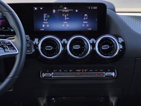 Used 2025 Mercedes-Benz GLA 250 image 21